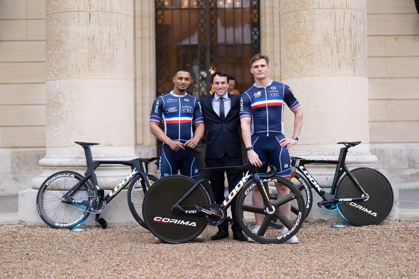 Clément en costume avec deux cyclistes LOOK/CORIMA — partenariat et performance
